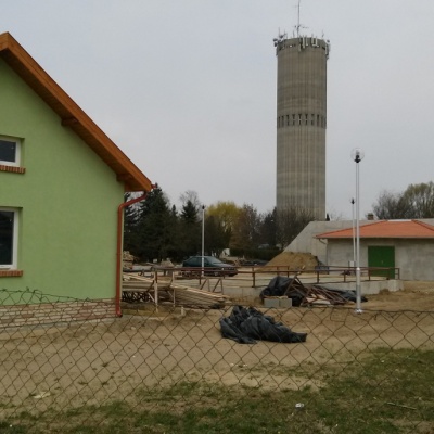 Vízkezelő épület, a dekantáló medence és a víztározó a víztoronnyal utcafrontról